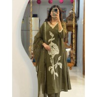 Elevate your ethnic wardrobe Pure Mul Cotton Pant Set Green